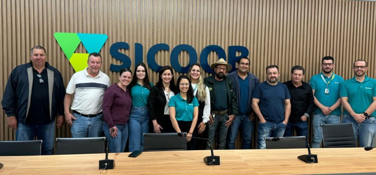 Sicoob reúne cooperados, agricultores e parceiros para assistir podcast sobre agronegócio brasileiro