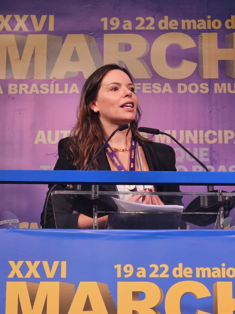 Vice-prefeita de Assis Chateaubriand destaca a importância da presença feminina na política durante evento nacional