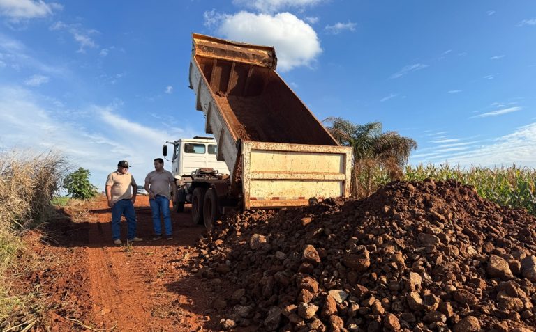 Prefeitura realiza melhorias na estrada São Pedro com cascalhamento e readequação