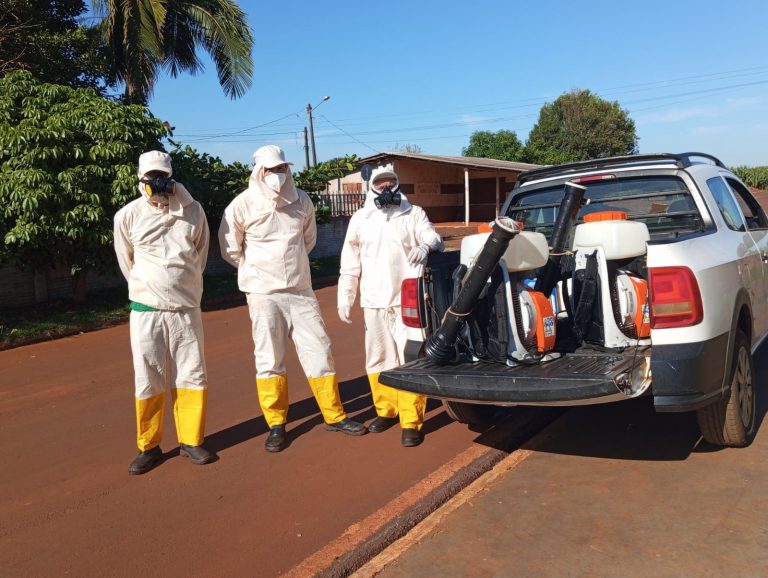 Combate à dengue: Equipe de Endemias realiza pulverização na Vila São Paulo, em Jesuítas
