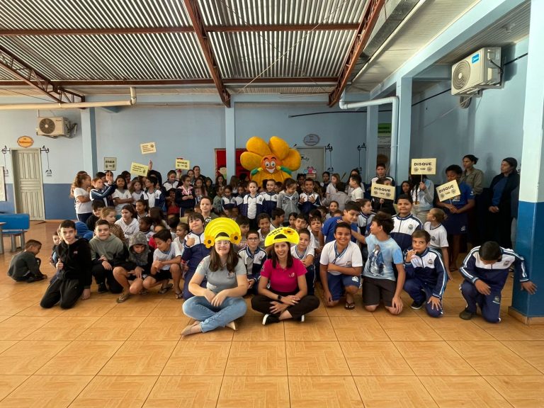 Equipe do SCFV realiza ação de conscientização sobre o Maio Laranja em escola municipal
