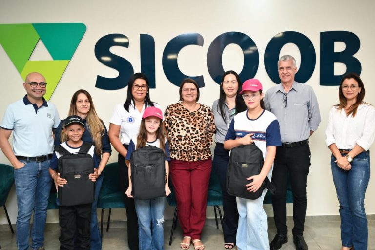 Ganhadores do Concurso de Desenho são premiados pelo Sicoob em Jardim/MS