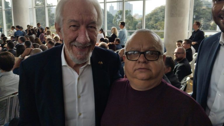 Sine de Assis Chateaubriand é contemplado com computadores, notebook e impressora