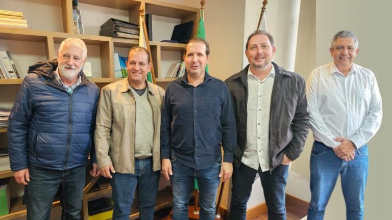 Presidente da AMP, Micheletto, reforça compromisso com o municipalismo em reunião com prefeitos na sede da associação