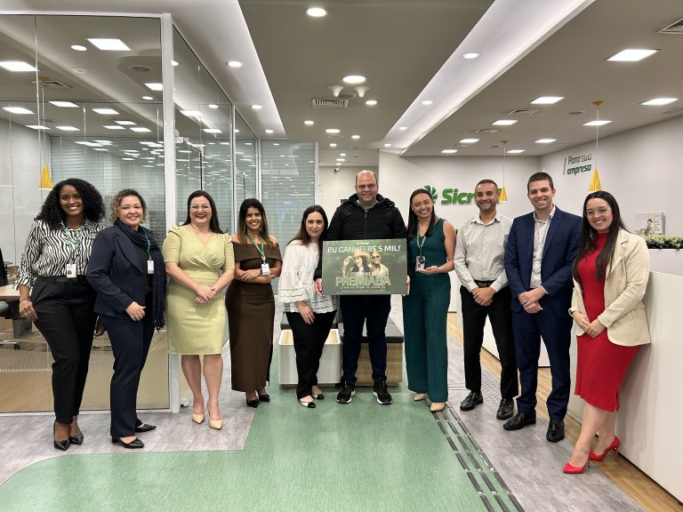 Sicredi entrega prêmio da campanha Poupança Premiada para associado de São Paulo (SP)