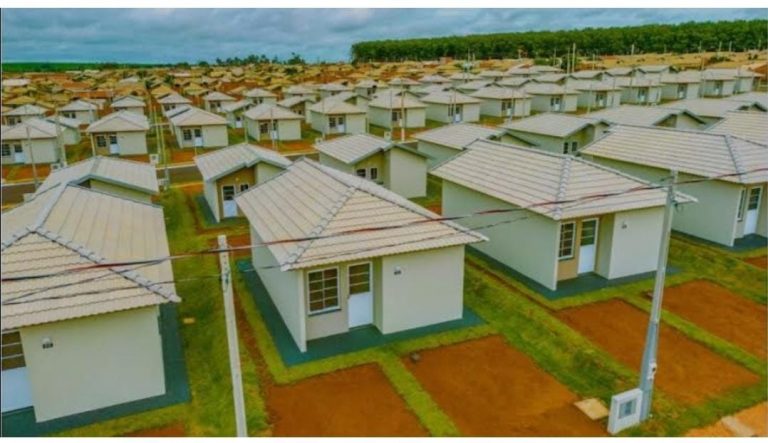 Assis Chateaubriand realiza pagamento de aporte para construção de 32 Casas no Distrito Encantado do Oeste