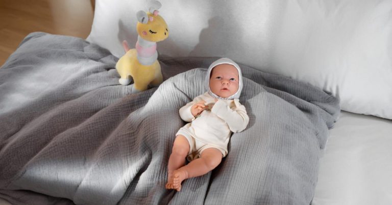 Bebê reborn: entre o consolo psicológico e a mercantilização do afeto