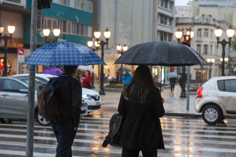 Temperaturas negativas até no Oeste: terça será o dia mais gelado do ano no Paraná