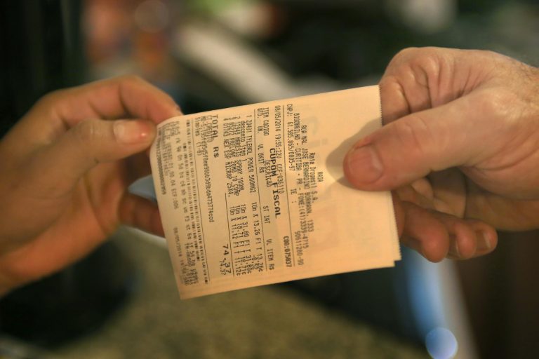 Prazos de entrega e condições de troca de presentes exigem atenção na semana do Dia dos Namorados