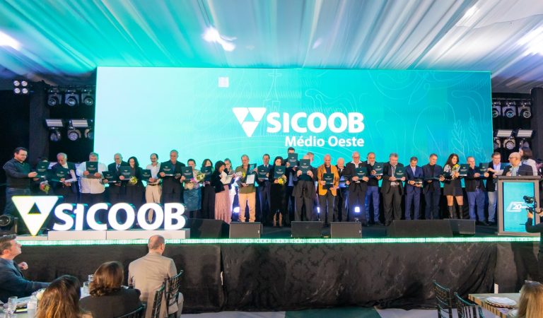 Sicoob Médio Oeste celebra 20 anos com homenagem aos fundadores, lançamento de livro e campanha de prêmios