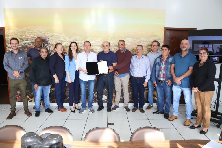 Assinada ordem de serviço para início do novo prédio da Câmara Municipal de Assis Chateaubriand