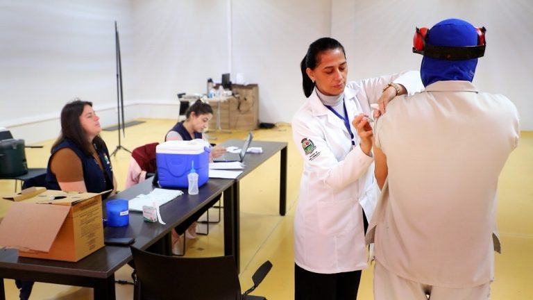 Vacinação contra Influenza é realizada em colaboradores do Frigorífico Frimesa em Assis Chateaubriand