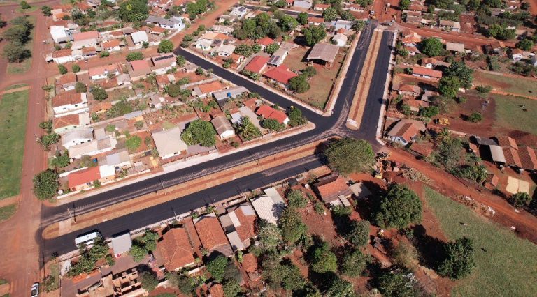 Avanço do asfaltamento no distrito de Encantado do Oeste, uma parte já foi concluída e segunda etapa passou de 50%