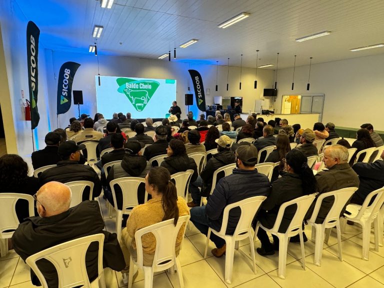 Sicoob Médio Oeste apresenta Programa Balde Cheio para produtores de Formosa do Oeste