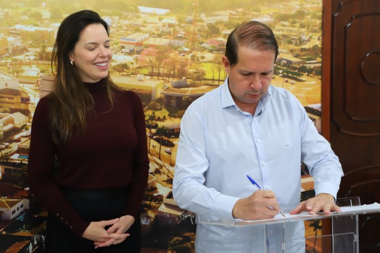 Prefeito Marcel Micheletto assina autorização do aumento de 55% no vale-alimentação dos servidores municipais