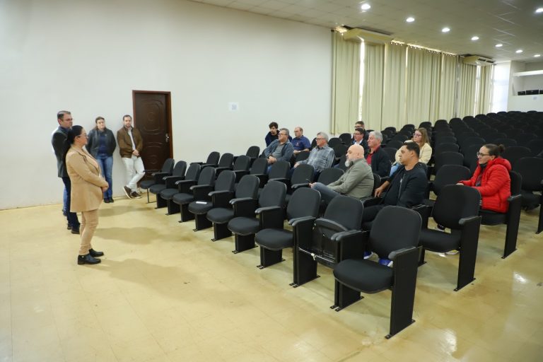 Prefeitura de Assis Chateaubriand reforça compromisso com o comércio local em reunião sobre o vale-alimentação dos servidores