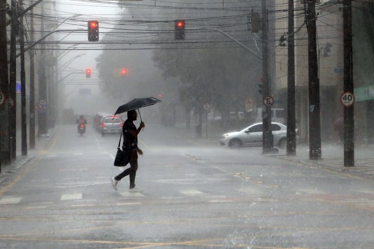 Após domingo marcado por chuva e ventos de mais de 70 km/h, frio vai voltar ao Paraná