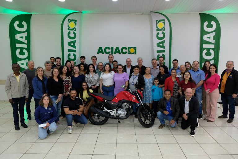 ACIAC entrega prêmios da promoção Dia dos Pais para 21 consumidores