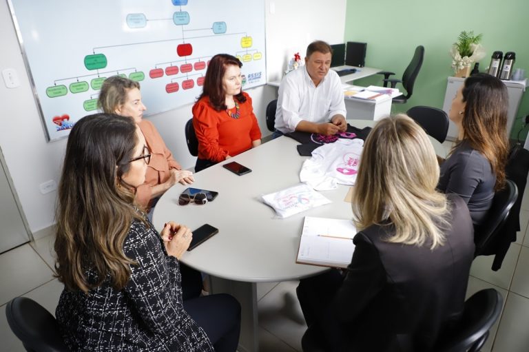 Secretária de Saúde discute ações do Outubro Rosa com representantes empresariais