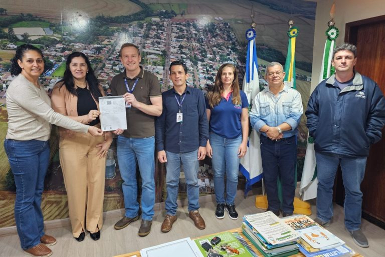 Iracema do Oeste recebe doação de veículo da ADAPAR
