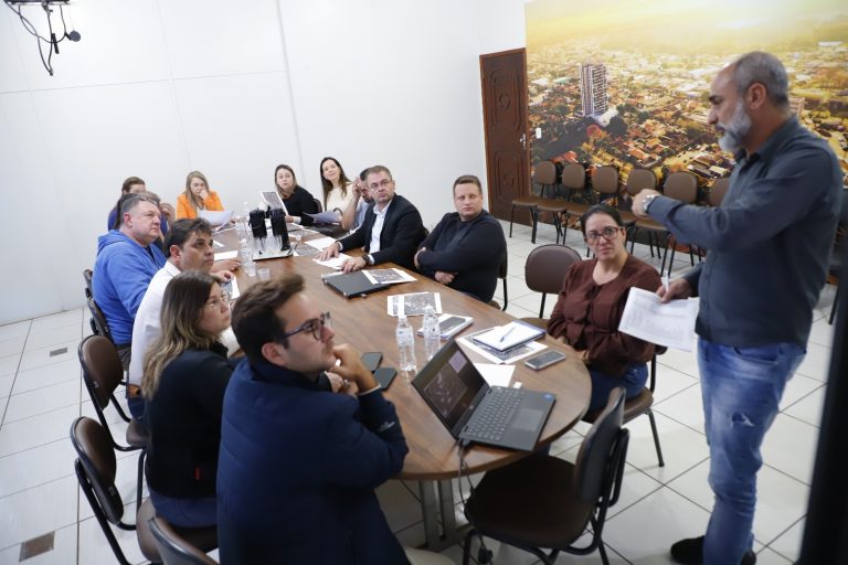 Reunião discute projetos para atendimento à mulher e ao idoso no município