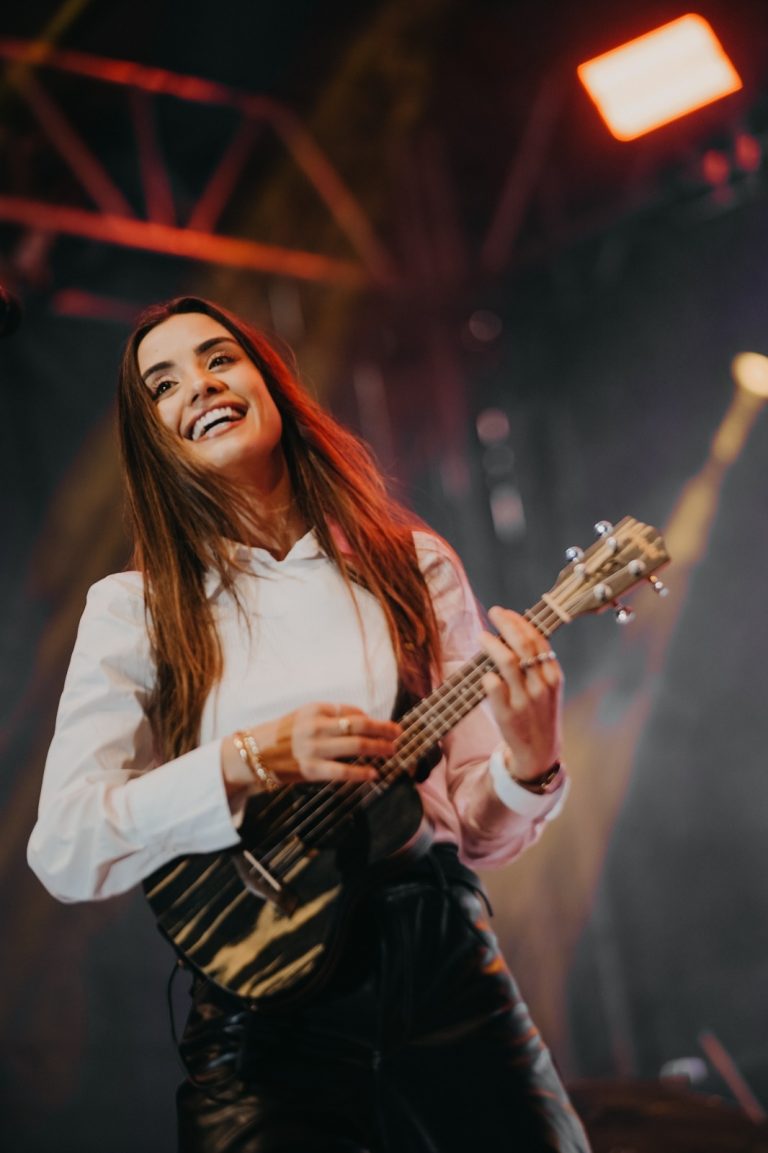 Show com Isadora Pompeo e desfile cívico comemora os 59 anos de Assis Chateaubriand