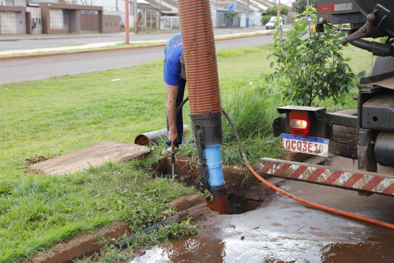 Assis Chateaubriand intensifica limpeza de bueiros