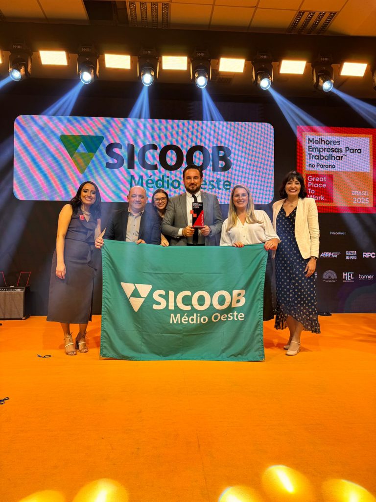 Sicoob Médio Oeste recebe prêmio GPTW pelo 7º ano consecutivo. 17ª melhor empresa para se trabalhar no Paraná