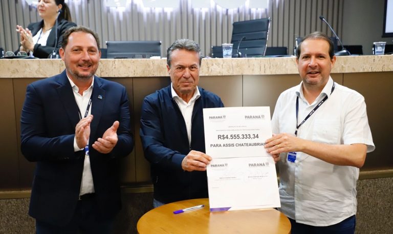 Prefeito Marcel Micheletto recebe recursos para renovação de frota de maquinários