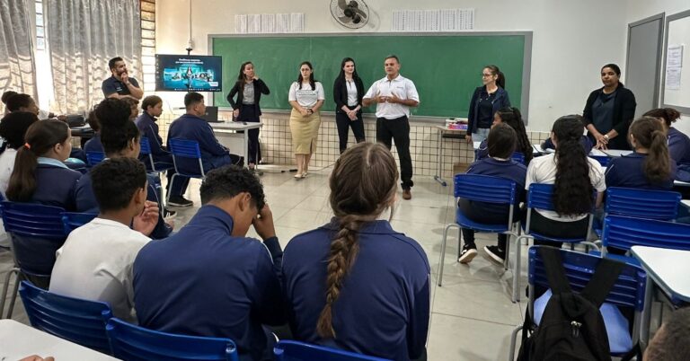 Sicoob Médio Oeste leva educação financeira para alunos do Colégio Teotônio Vilela