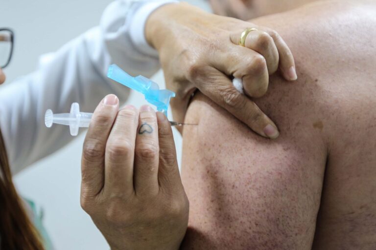 Doenças respiratórias: Saúde reforça importância da vacina para grupos de risco