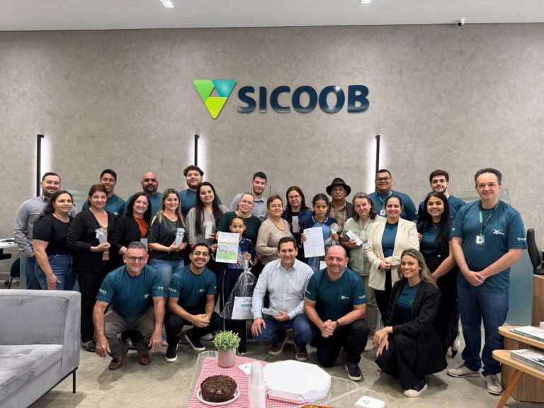 Alunas de Jesuítas recebem premiação de Concurso Cultural da Sicoob Médio Oeste