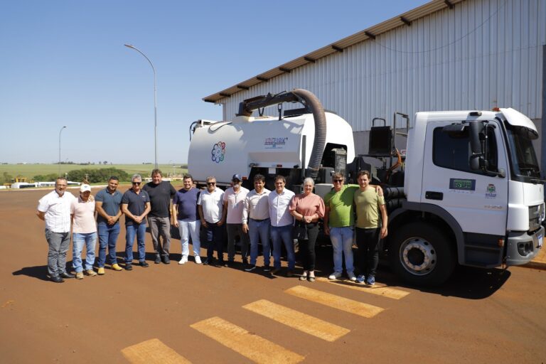 Comitiva de Tupãssi visita Assis Chateaubriand para conhecer estrutura de limpeza urbana
