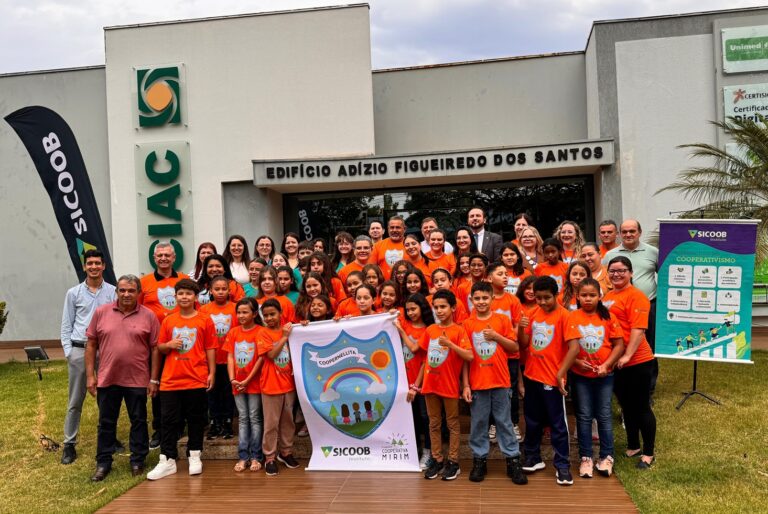 Sicoob Médio Oeste constitui Cooperativa Mirim na Escola Nellita em Assis Chateaubriand