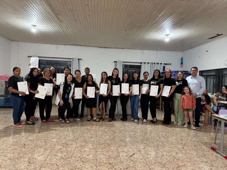 Curso de designer de sobrancelhas forma 15 alunas no distrito do Carajá