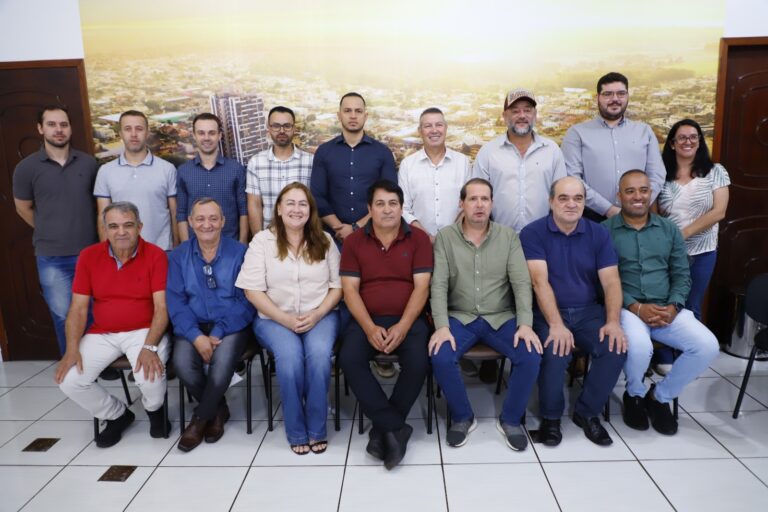 Prefeito de Assis Chateaubriand apresenta projetos em reunião com vereadores