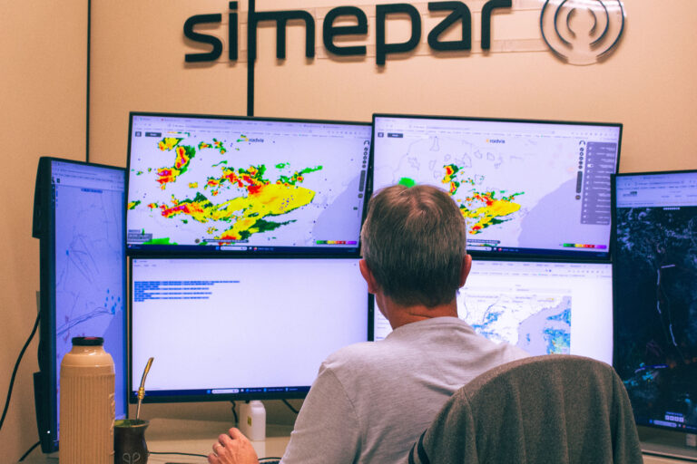Dia do Meteorologista: saiba como a equipe do Simepar faz a previsão do tempo