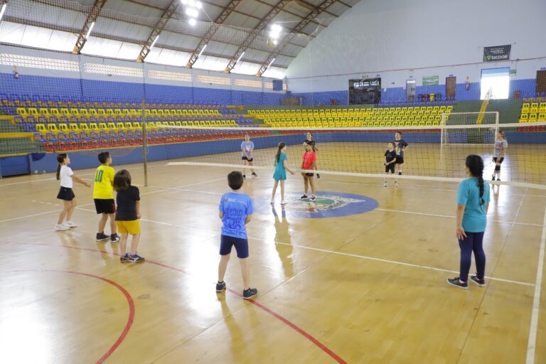 Assis Chateaubriand amplia atividades esportivas com nova oficina de voleibol para crianças