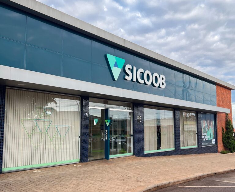 Sicoob orienta consumidores a aproveitar a Black Friday e o Natal com consciência de gastos