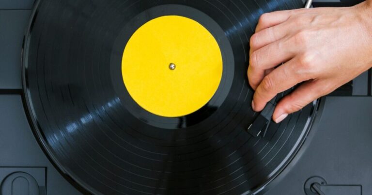 Volta do disco de vinil conquista jovens e recoloca o som analógico em destaque no Brasil
