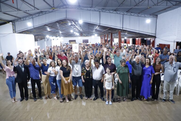 Após 50 anos de espera 161 famílias do Silveirópolis recebem títulos de registro de imóveis