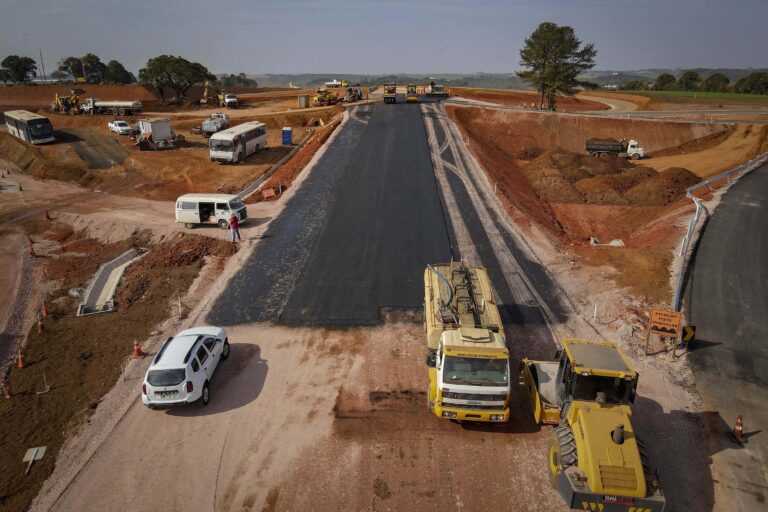 Paraná investe mais de R$ 6 bilhões até outubro e atinge maior marca para o período