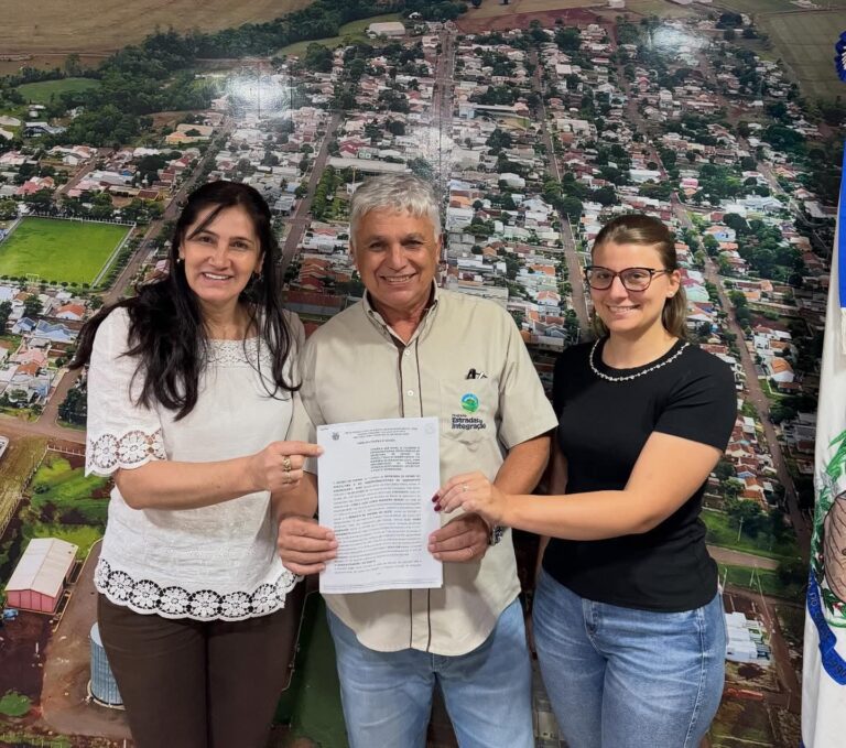 Prefeita Elza recebe ordem de serviço para a pavimentação asfáltica na estrada rural Jacaré e Patu