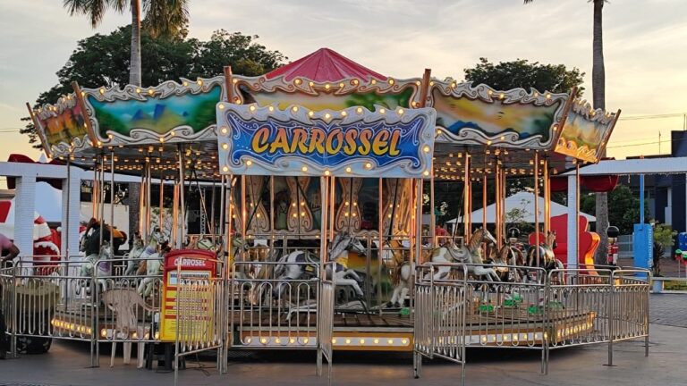 Carrossel gratuito é uma das grandes atrações do Natal Luz de Assis Chateaubriand