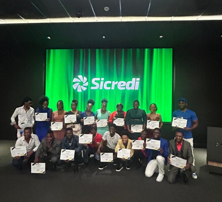 Sicredi entrega certificados do Curso de Alfabetização de Língua Portuguesa para Estrangeiros