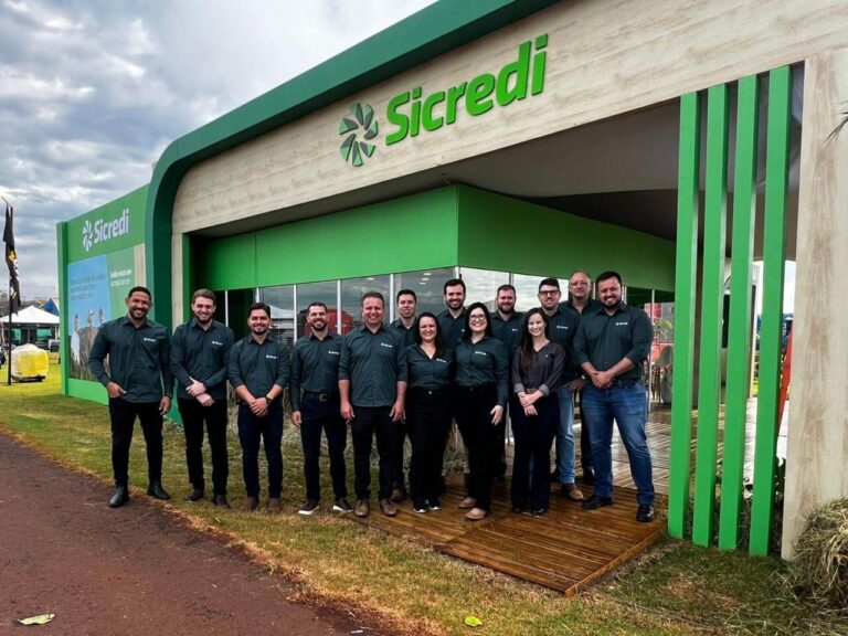 Prefeito de Palotina (PR) visita estande do Sicredi no Dia de Campo da C.Vale