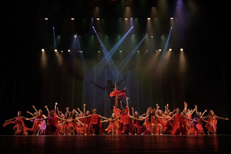 Formatura marca a última noite de “ALGO/RITMO” no Guairão