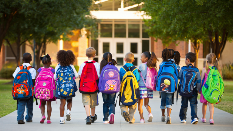 Volta às aulas acende alerta sobre peso das mochilas e saúde da coluna infantil