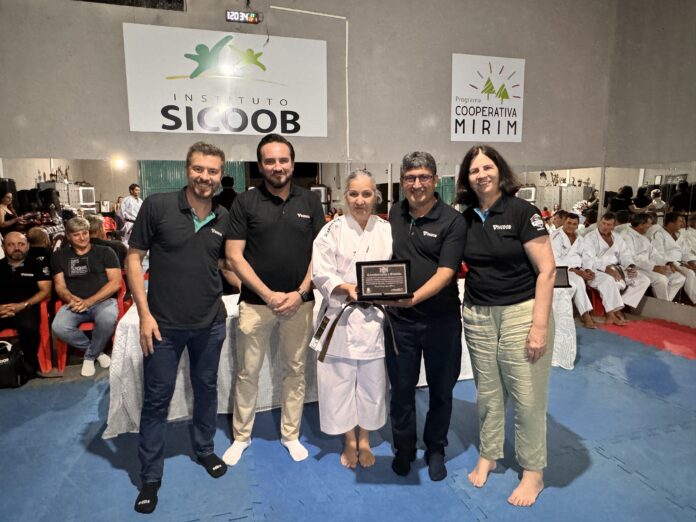 Associação de Karatê Olho de Águia homenageia Sicoob
