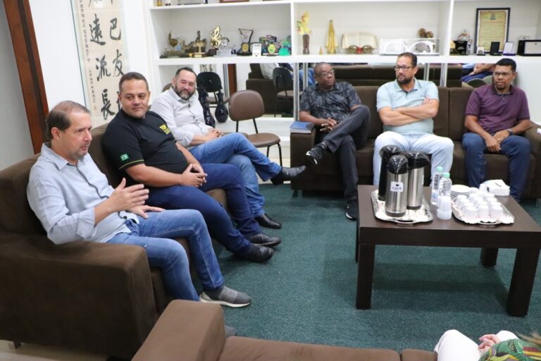 Marcel Micheletto recebe representantes da AME